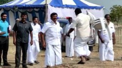 Video: कुर्सी लाने में हुई देरी तो गुस्से से लाल हुए तमिलनाडु के मंत्री, पत्थर फेंककर मारा तो यूजर्स ने ऐसे की खिंचाई