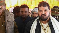 WFI के खिलाफ एक्शन में केंद्र सरकार, कामकाज पर रोक के बाद अयोध्या में AGM भी रद्द