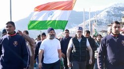 राहुल गांधी बोले-बापू ने सत्य के लिए लड़ना और देश प्रेम सिखाया तो फिल्ममेकर बोले-सीखे होते तो सिखों का कत्लेआम नहीं होता