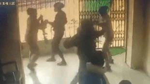 bihar news, Bihar women cops fight armed robbers, robbers at Hajipur bank