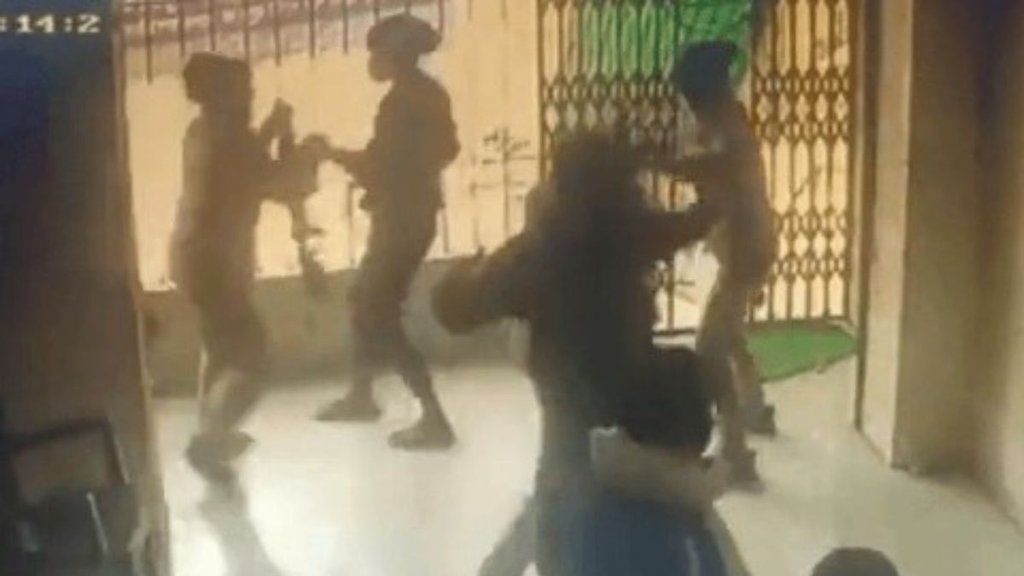 bihar news, Bihar women cops fight armed robbers, robbers at Hajipur bank