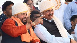 Brij Bhushan Sharan Singh: पहलवान को मंच पर जड़ चुके हैं थप्पड़, राज ठाकरे को भी धमका दिया था; विवादों से है पुराना नाता