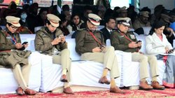 Viral Photo: गणतंत्र दिवस के मौके पर मोबाइल पर एक साथ व्यस्त नजर आये पुलिस अधिकारी, सोशल मीडिया यूजर्स ने ऐसे लिए मजे