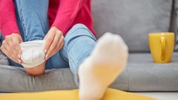 Cold Feet Problem: गर्म तापमान में भी बर्फ की तरह ठंडे रहते हैं पैर? इन बीमारियों का हो सकता है संकेत