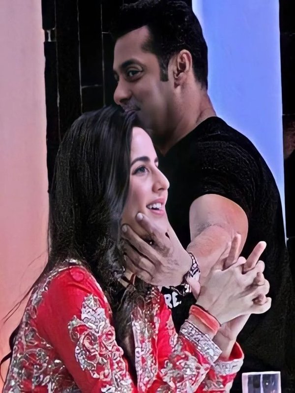 BOLLYWOOD STARS ARE FRIENDS AFTER THEIR BREAKUP