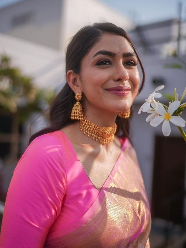Mrunal thakur in saree
