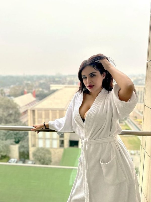 Nehha bathrobe look