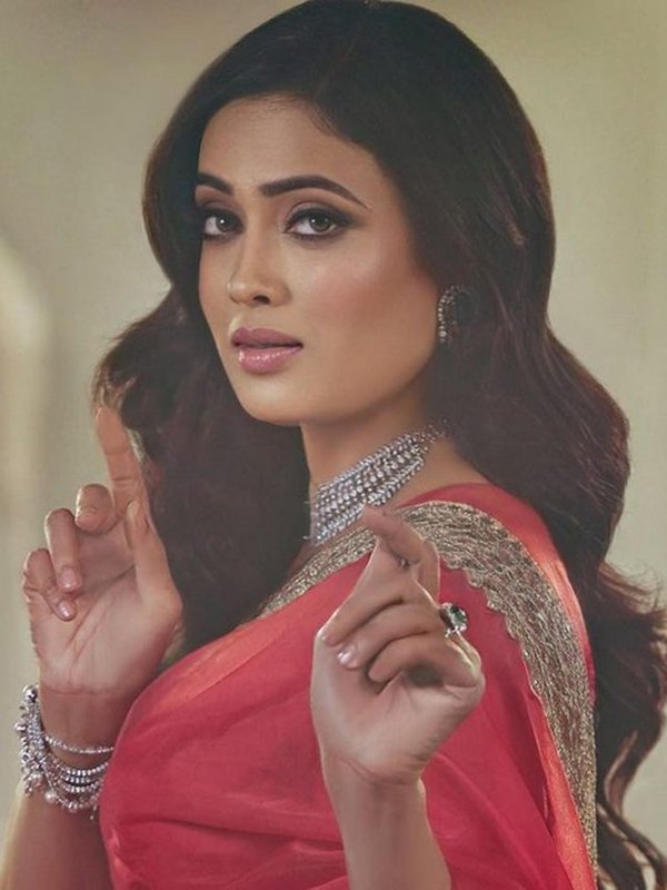 shweta tiwari red look