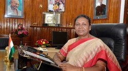 Rajasthan में JE ने की राष्ट्रपति के पैर छूने की कोशिश, हुईं सस्पेंड