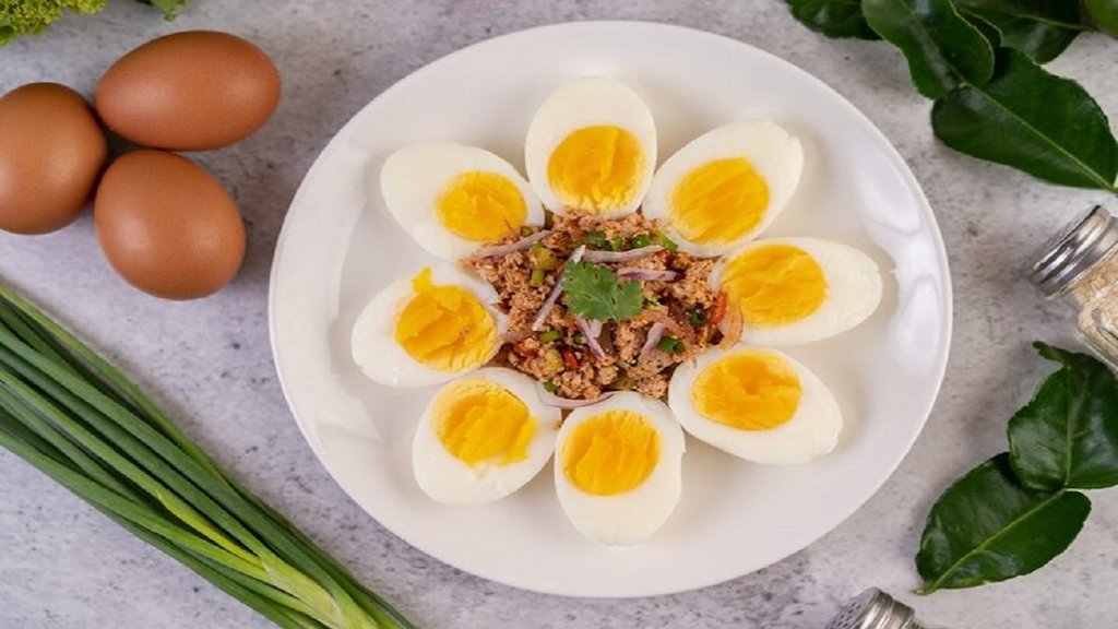 can eggs control blood sugar: अंडे का सेवन कार्बोहाइड्रेट के साथ किया जाए तो ब्लड शुगर कंट्रोल रहने के साथ ही बॉडी को फायदा भी पहुंचता है। photo-freepik