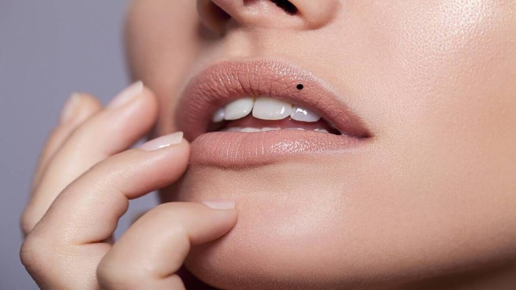 lips on mole, samudrik shastra