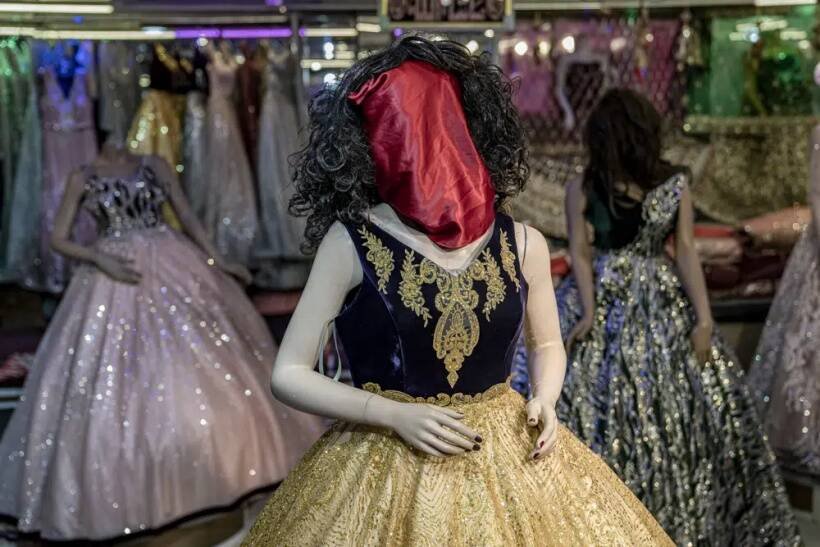  mannequins in Shop