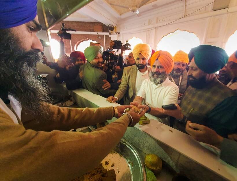 Rahul Gandhi recievs Prasad in golden temple
