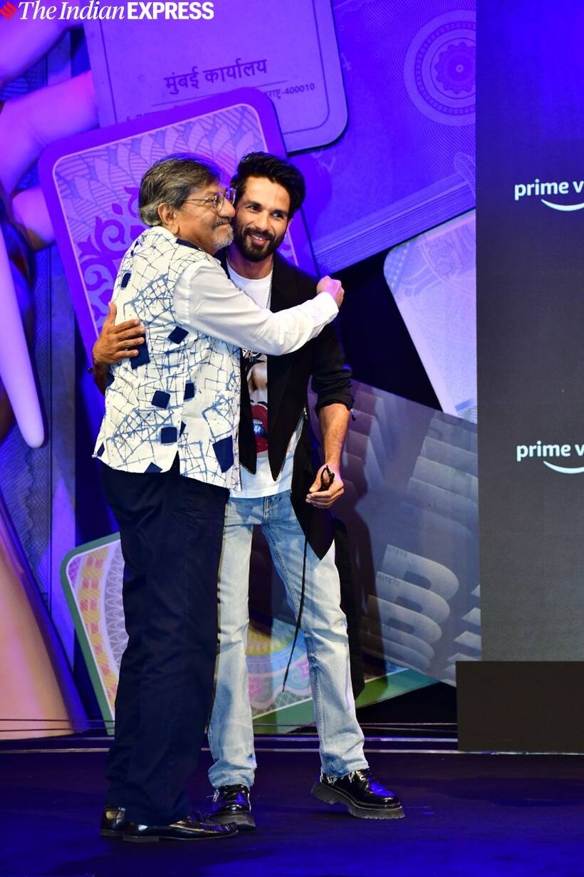 Shahid Kapoor hugs Amol Palekar