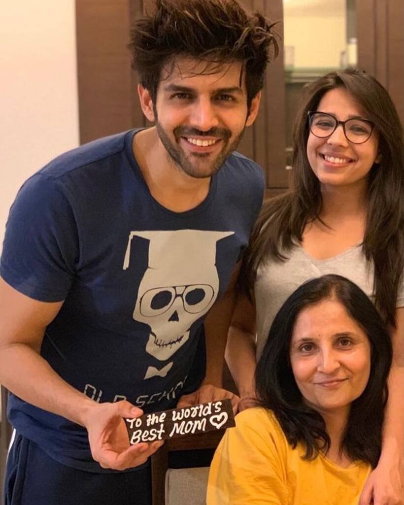 Kartik Aaryan with mom