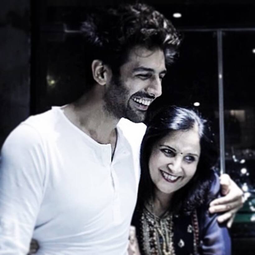 Kartik Aaryan with mom