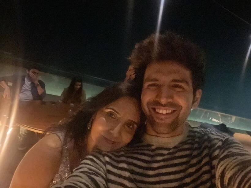 Kartik Aaryan with mom