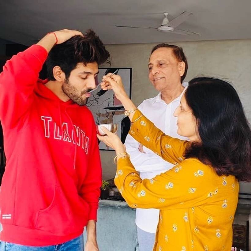 Kartik Aaryan with mom