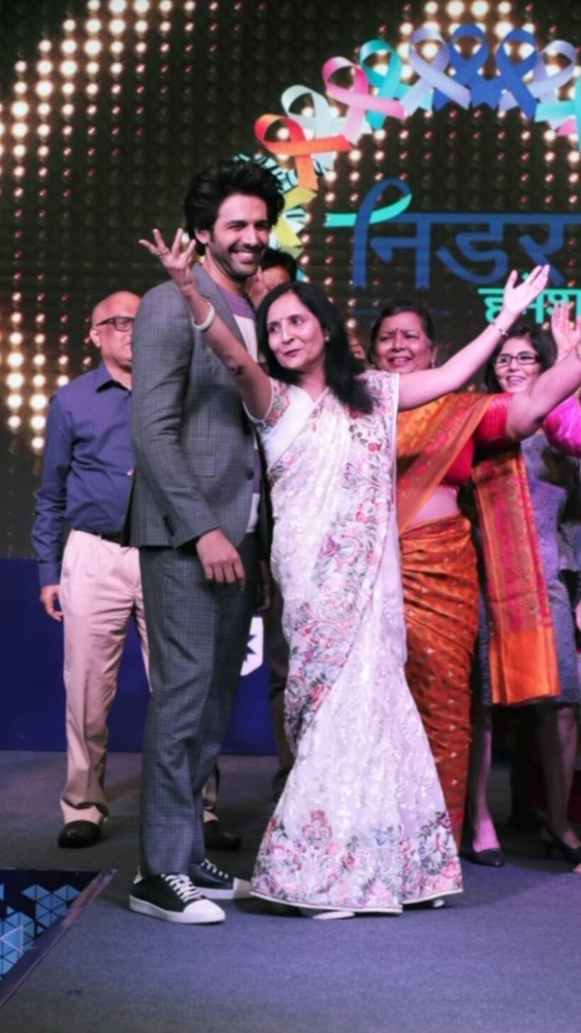 Kartik Aaryan with mom