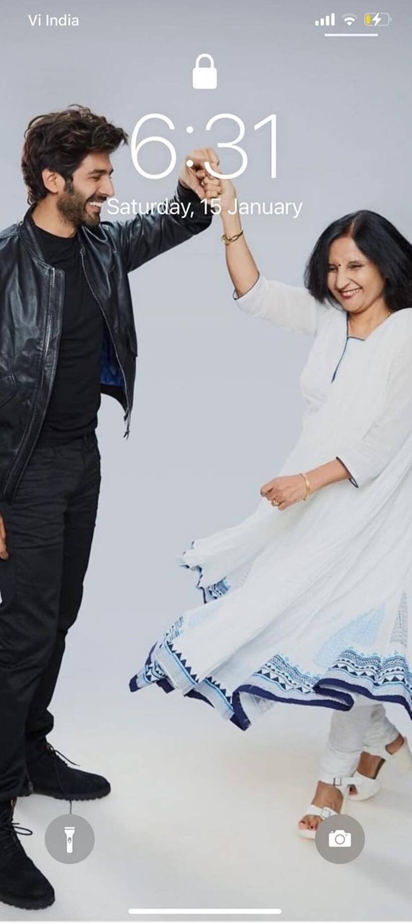 Kartik Aaryan with mom
