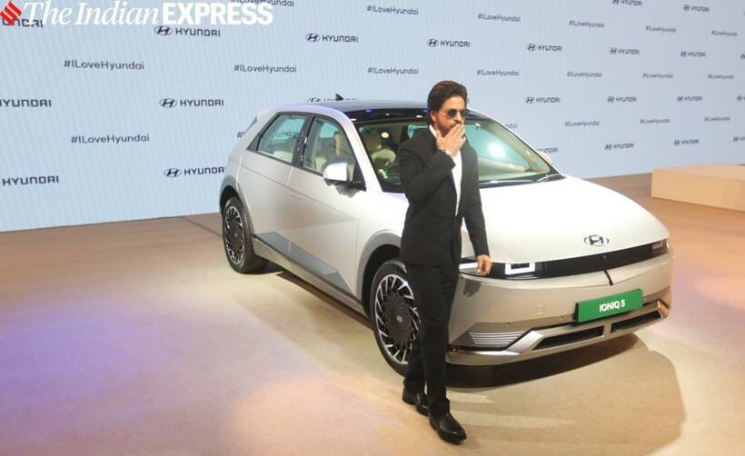Shahrukh Khan Giving Flying Kiss