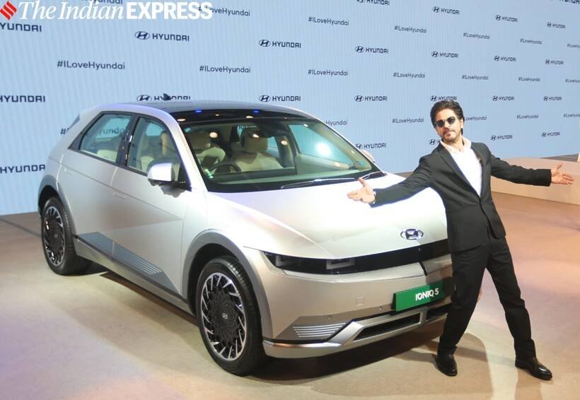 Shahrukh Khan poses with Hyundai car