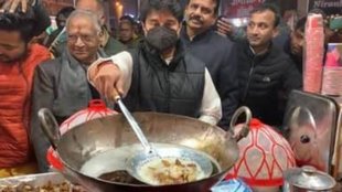 jyotiraditya scindia II frying pakoras II Viral Video