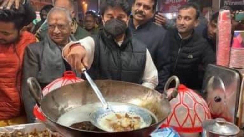 jyotiraditya scindia II frying pakoras II Viral Video