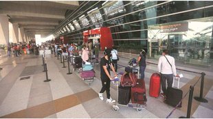 igi airport| man urinates| delhi|