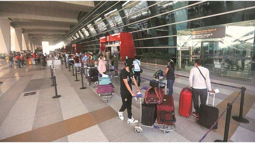 igi airport| man urinates| delhi|