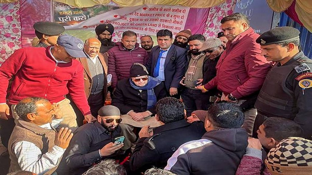 नेशनल कांफ्रेंस के अध्यक्ष फारूक अब्दुल्ला ने गुरुवार, 19 जनवरी, 2023 को लखनपुर में कठुआ के लोगों के साथ बातचीत की। (पीटीआई फोटो)