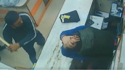 Noida: दो महीने पहले पत्नी के लिए खरीदी थी जैकेट, वापस करने पहुंचा युवक तो दुकानदार ने कर दिया मना, फोड़ दिया सिर