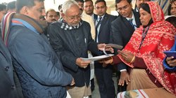 Bihar: नीतीश कुमार की समाधान यात्रा- CM के सामने मुस्लिम शख़्स ने की आत्मदाह की कोशिश