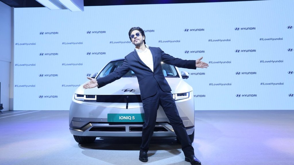 shahrukh khan । shahrukh khan signature pose । Shahrukh Khan hyundai ioniq 5 । hyundai ioniq 5