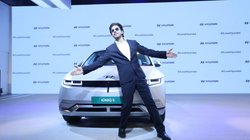 Pathaan actor Shahrukh Khan ने लॉन्च की थी ये इलेक्ट्रिक कार, सिंगल चार्ज पर देती है 631 km की रेंज, अब है उनके कार कलेक्शन का हिस्सा