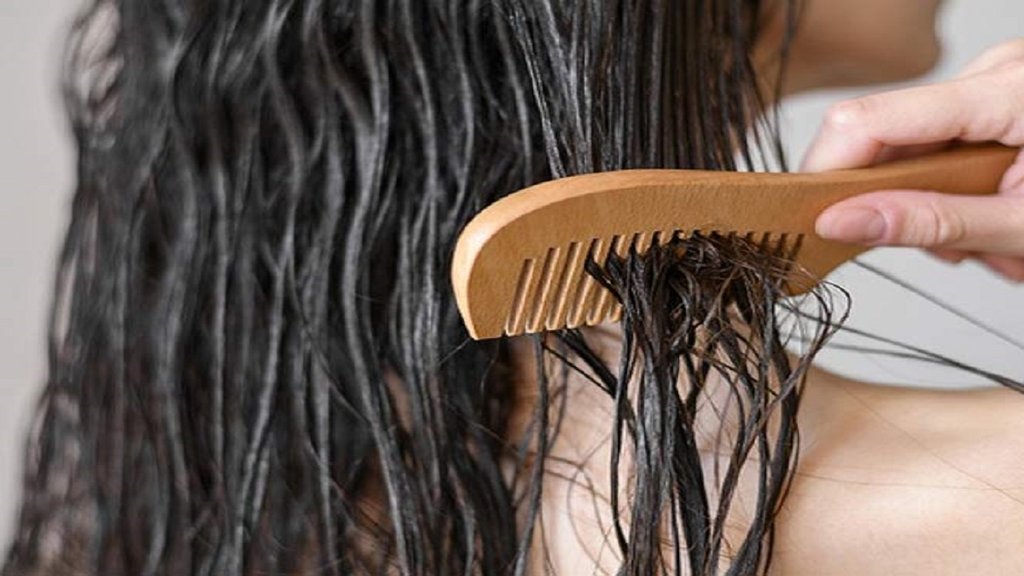 Is wooden comb beneficial for hair: लकड़ी की कंघी का सबसे बड़ा फायदा यह है कि ये बायोडिग्रेडेबल और पर्यावरण के अनुकूल हैं। photo-freepik