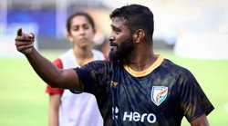 भारतीय महिला फुटबॉल टीम के पूर्व कोच के खिलाफ गैर जमानती वारंट जारी, नाबालिग खिलाड़ी का यौन शोषण करने का आरोप