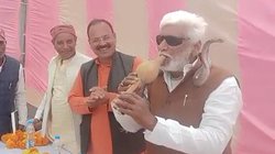 कार्यक्रम में पहुंचे बीजेपी नेता ने सांप की माला पहनकर बजाई बीन, लोग बोले- जनता को नचाने में माहिर है भाजपा