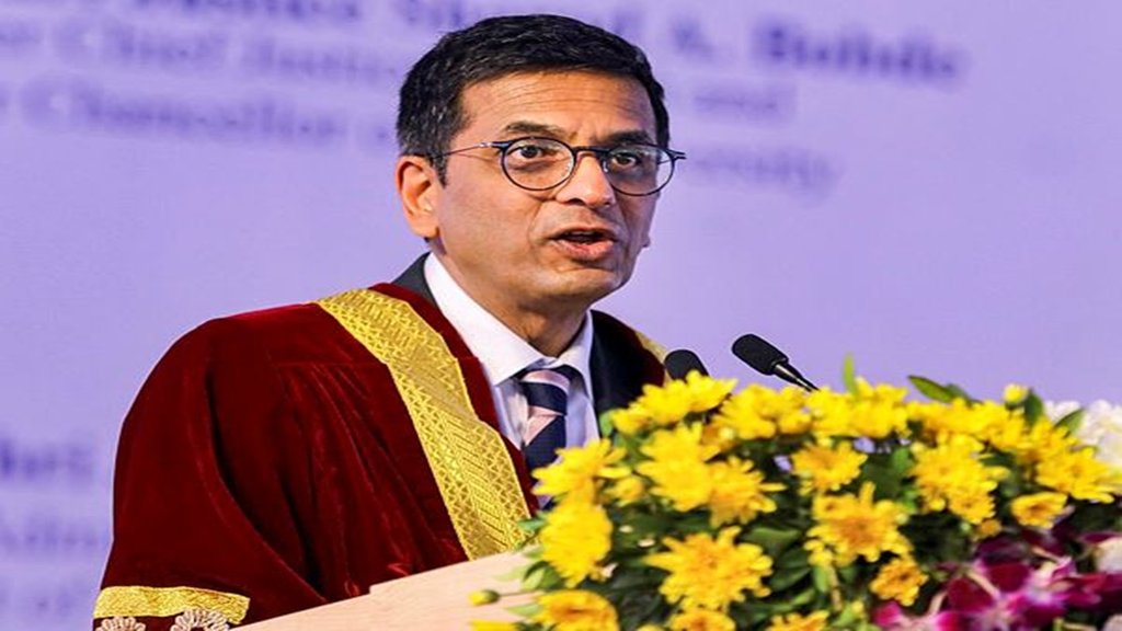 नागपुर में शनिवार, 11 फरवरी, 2023 को महाराष्ट्र नेशनल लॉ यूनिवर्सिटी के पहले दीक्षांत समारोह के दौरान संबोधित करते हुए भारत के मुख्य न्यायाधीश डी वाई चंद्रचूड़। (पीटीआई फोटो)