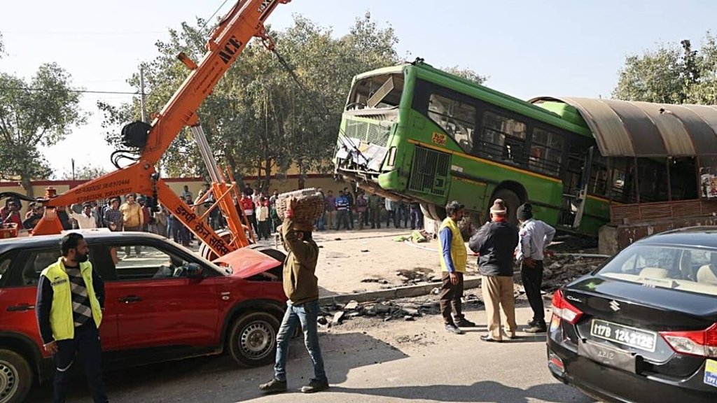 Delhi DTC Bus Accident, Road Accident news