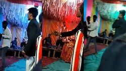 हाथ में तमंचा, मुंह में सिगरेट लिए धीरेंद्र शास्त्री के भाई का वीडियो वायरल, लोग बोले- हिंदू राष्ट्र का निर्माण कर रहे होंगे