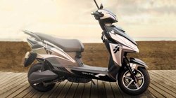 EV Buyer Guide: एक दर्जन से ज्यादा हाइटेक फीचर्स वाला ये इलेक्ट्रिक स्कूटर सिगंल चार्ज पर देता है 100 km तक की रेंज