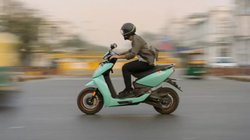 Electric Scooter Range tips and tricks: इलेक्ट्रिक स्कूटर की कम रेंज से हैं परेशान ? तो ये 5 आसान टिप्स करेंगे मुश्किल आसान