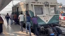 रेलवे के निरीक्षण यान को धक्का देने का वीडियो सोशल मीडिया पर वायरल, लोग ऐसे कर रहे हैं खिंचाई