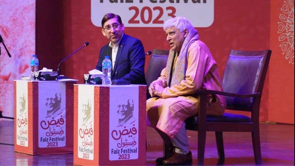 जावेद अख्तर पाकिस्तान में फैज अहमद फैज के सम्मान में आयोजित एक समारोह में शामिल हुए।