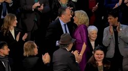 Joe Biden की पत्नी जिल ने कमला हैरिस के पति को किया KISS, वायरल वीडियो पर लोग कर रहे हैं ऐसे कमेंट