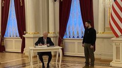 कुर्सी पर बैठे जो बाइडेन के सामने खड़े दिखे यूक्रेन के राष्ट्रपति जेलेंस्की, वायरल तस्वीर पर लोग पूछ रहे ऐसे सवाल