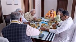 योगी आदित्यनाथ के साथ खाने की मेज पर नहीं दिखे केशव प्रसाद मौर्य, सपा बोली- साइड में एक स्टूल ही लगा देते