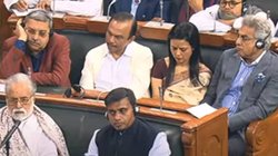 वित्त मंत्री के भाषण के दौरान सदन में सर झुकाए बैठी थीं महुआ मोइत्रा, लोग बोले- फोन चला रही हैं, बाद में कहेंगी कि बजट समझ नहीं आया