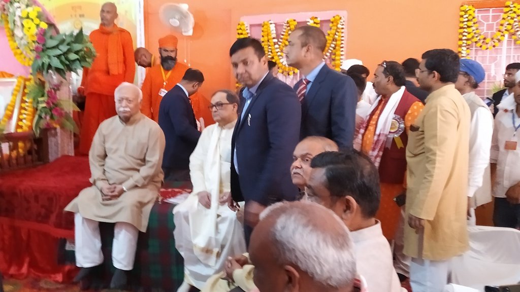 मंचासीन आरएसएस प्रमुख मोहन भागवत और पटना महावीर मंदिर के अध्यक्ष किशोर कुणाल। (फोटो- गिरधारी लाल जोशी)